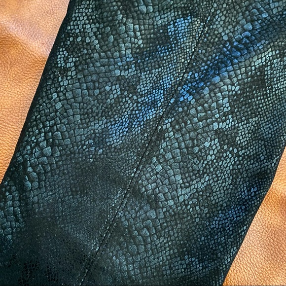 Snake Skin Leggings - Black - Molly Green - Small - Picture 5 of 7